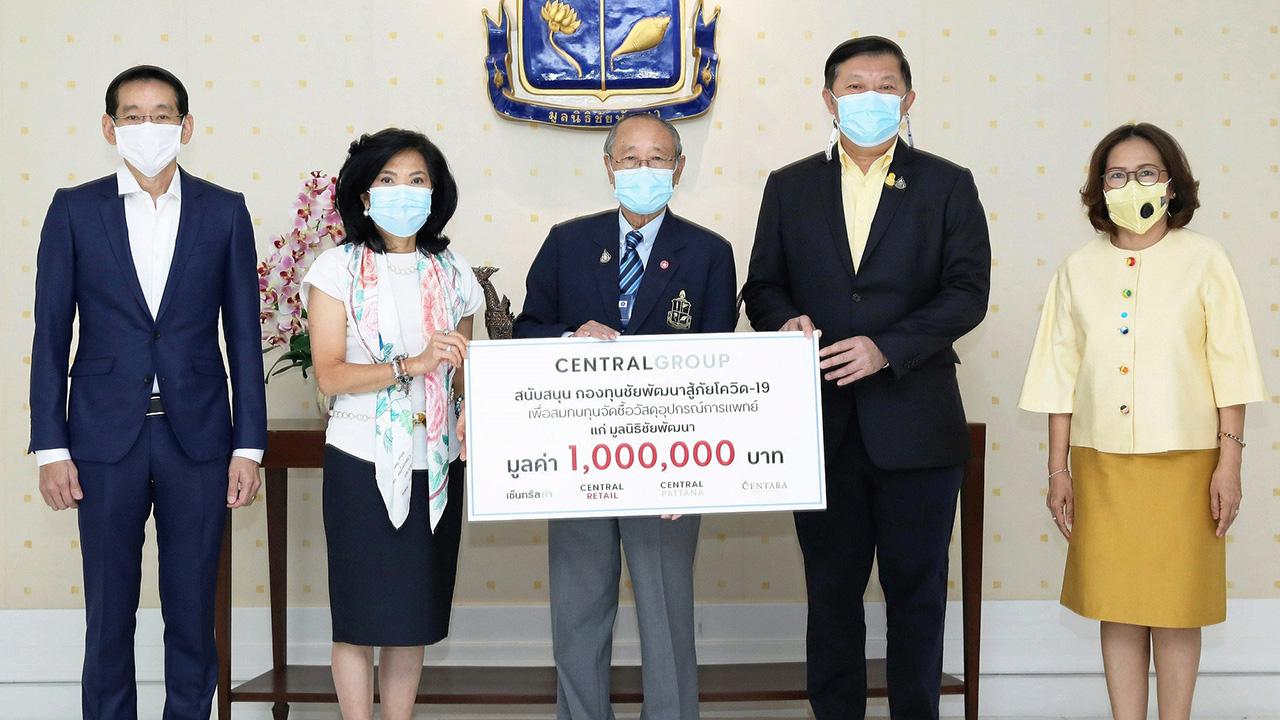 สนับสนุน - พิชัย จิราธิวัฒน์, สุพัตรา จิราธิวัฒน์ และ อนันต์ ตันติปัญญาคุณ จากในเครือเซ็นทรัล รีเทล มอบเงินจำนวน 1,000,000 บาท ให้ ดร.สุเมธ ตันติเวชกุล เพื่อสมทบกองทุนชัยพัฒนา ในการช่วยเหลือโรงพยาบาลจัดซื้ออุปกรณ์ทางการแพทย์ ที่มูลนิธิชัยพัฒนา วันก่อน.
