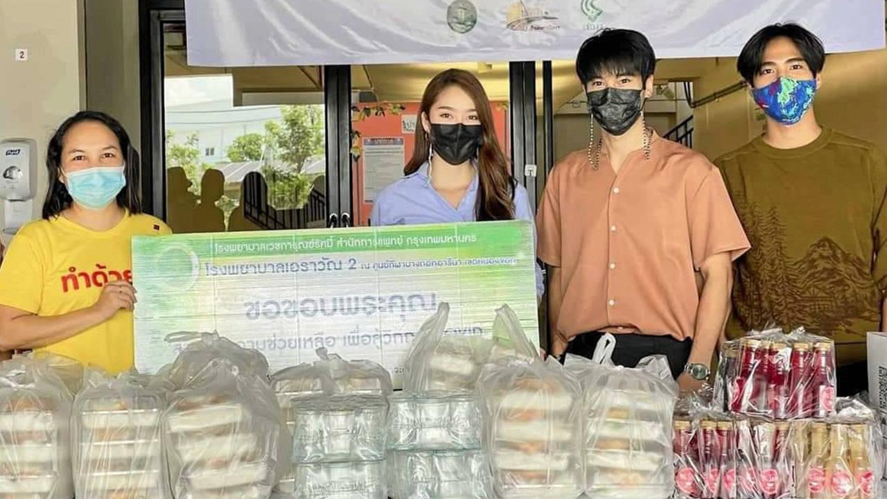 พลังน้ำใจ อ๊อฟ-ชนะพล พระเอกหนุ่มจากละคร “เผาขน” และ ฮาน่า ลีวิส นางเอกสาวจากช่อง 7HD รวบรวมน้ำใจจากผองเพื่อนและแฟนคลับส่งมอบอาหารให้กับบุคลากรทางการแพทย์ พยาบาล และอาสาสมัคร รวมถึงผู้ป่วยในโรงพยาบาลสนาม-โรงพยาบาลเอราวัณ 2 เมื่อวันก่อน.