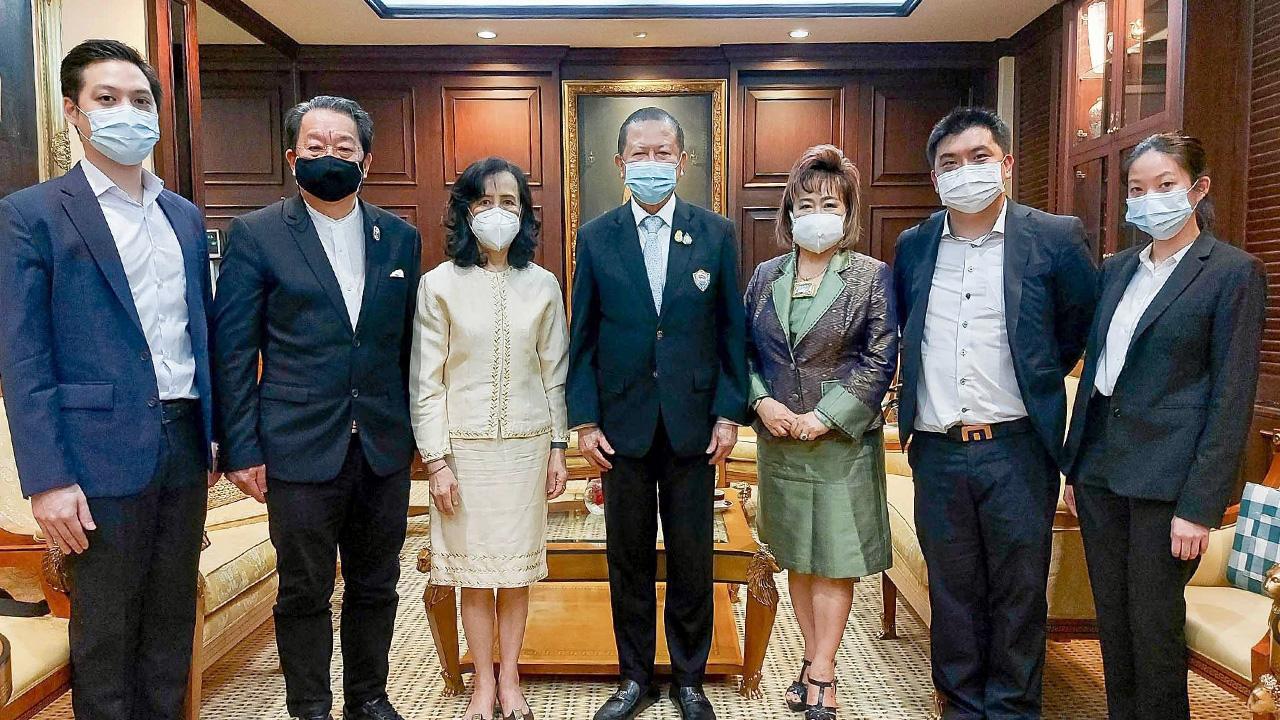 ท่านประธาน วิบูลย์ลักษณ์ ร่วมรักษ์ สมาชิกวุฒิสภา, มงคล ลีลาธรรม ประธาน กก.บห.สสว.และ อัจฉราวรรณ เจียรธนพร เข้าพบแสดงความยินดีแก่ สนั่น อังอุบลกุล ในโอกาสได้เป็นประธานหอการค้าไทยและสภาหอการค้าแห่งประเทศไทย ที่หอการค้าไทย ถนนราชบพิธ วันก่อน.