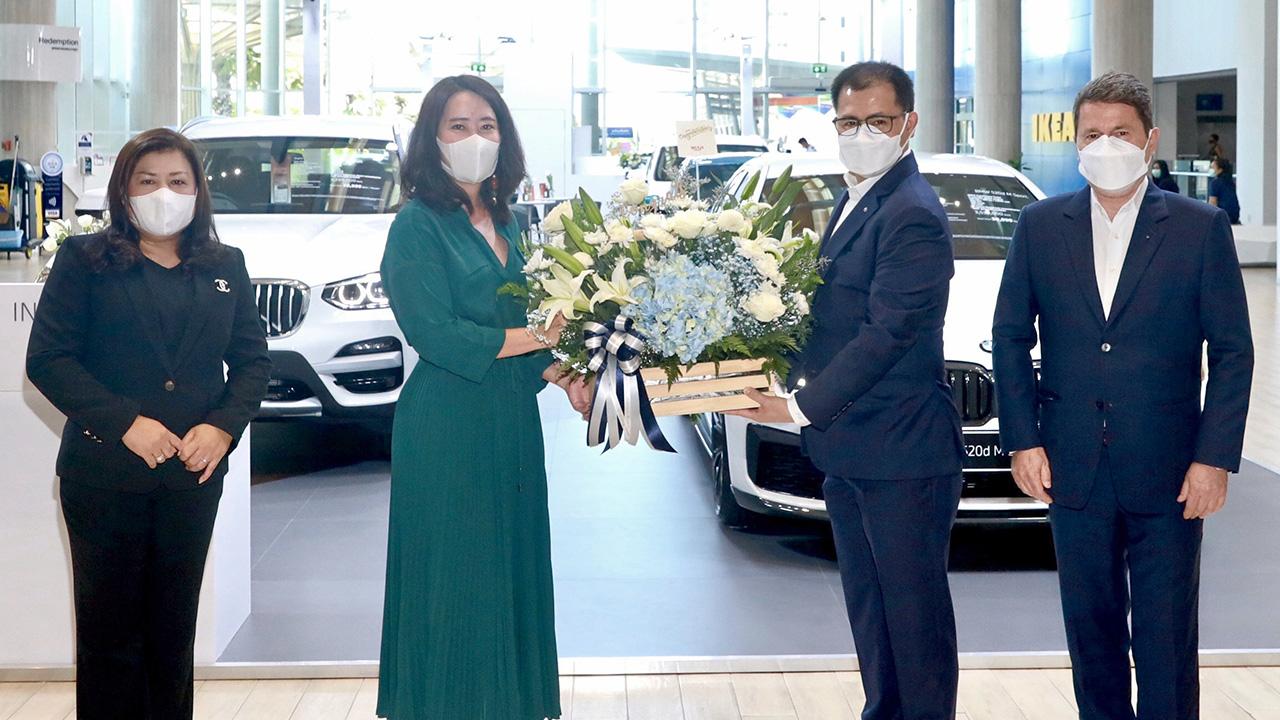 ขายรถบีเอ็ม พลินี คงชาญศิริ มอบกระเช้าดอกไม้แสดงความยินดีให้ ปิยวิทย์ เขมะรังสรรค์ ในโอกาสเปิด บีเอ็มดับเบิลยู เยอรมัน ออโต้ ป๊อปอัพสโตร์ จำหน่ายรถยนต์บีเอ็มดับเบิลยู โดยมี ราล์ฟ บิสซินเกอร์ และ ศศิวัณย์ บัญชาสุทธิกุล มาร่วมงานด้วย ที่ศูนย์การค้าเมกา บางนา วันก่อน.