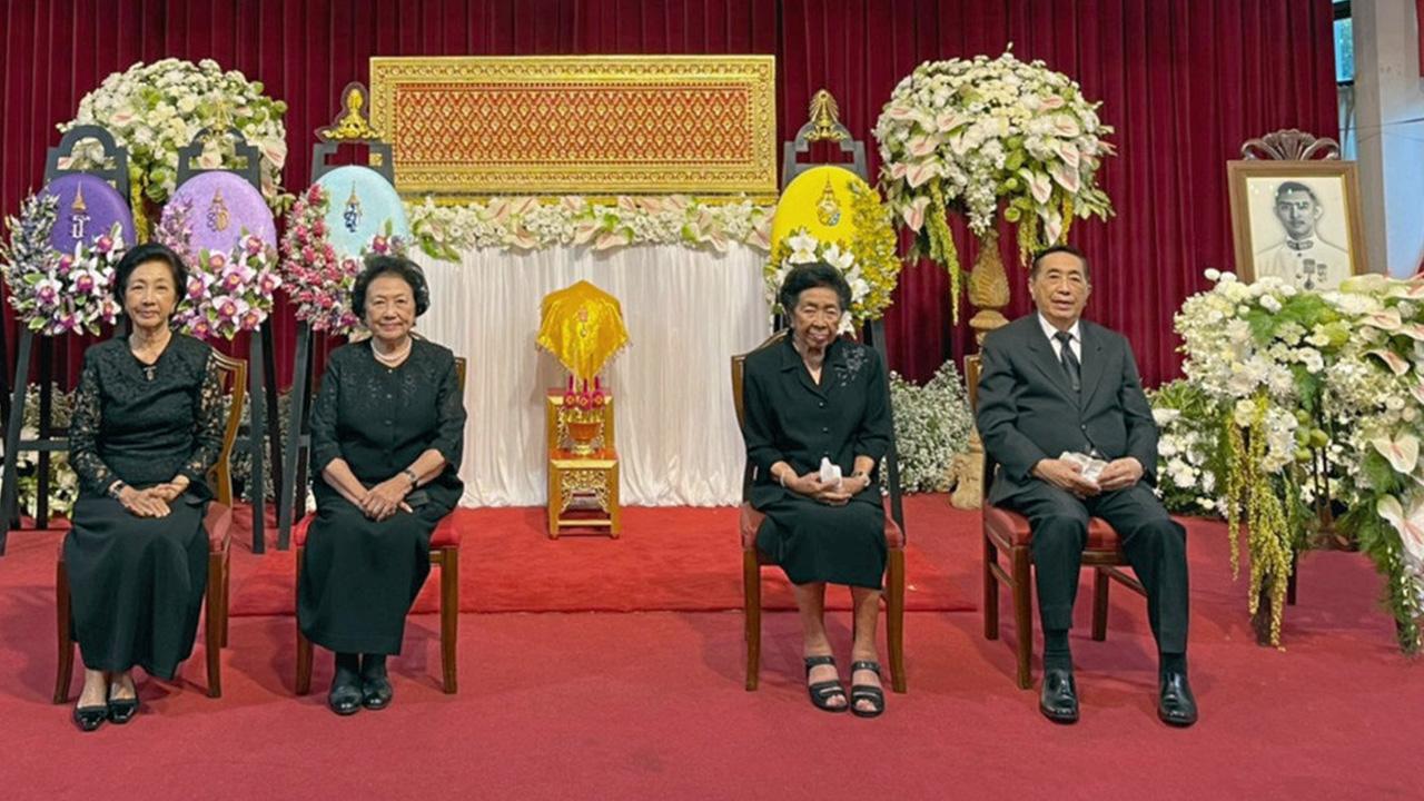 ปลายทางชีวิต เจียด สุจริตกุล, ท่านผู้หญิงกุณฑี ไกรฤกษ์, ท่านผู้หญิงถวิกา สารสิน และ คุณหญิงผะอบทิพย์ ศาตะมาน มาร่วมในพระพิธีธรรมสวดพระอภิธรรมศพ เตียบ สุจริตกุล อดีตรอง ผอ.การท่าเรือแห่งประเทศไทย ที่ศาลาร้อยปี วัดเบญจมบพิตรดุสิตวนาราม วันก่อน.
