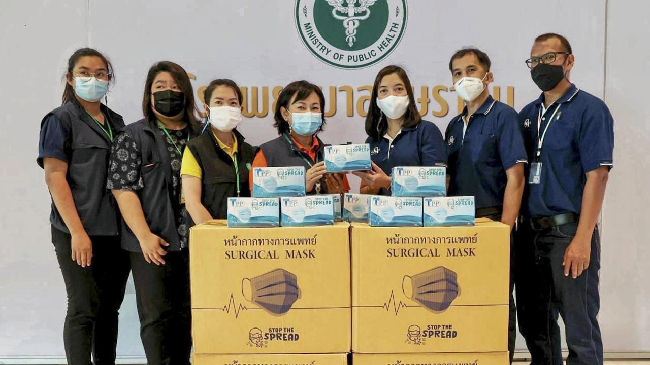 มอบหน้ากาก นลินทิพย์ สร้างเอี่ยม และ ภาสพรรณ วงศ์รัตนาวิน ตัวแทนบริษัท ซิกป้า มอบหน้ากากอนามัยจำนวน 10,000 ชิ้น เพื่อสนับสนุนการปฏิบัติงานบุคลากรทางการแพทย์ โดยมี กัญจน์ณัฎฐ์ สังข์นาค เป็นผู้รับมอบ ที่โรงพยาบาลบุษราคัม อาคารชาเลนเจอร์ วันก่อน.