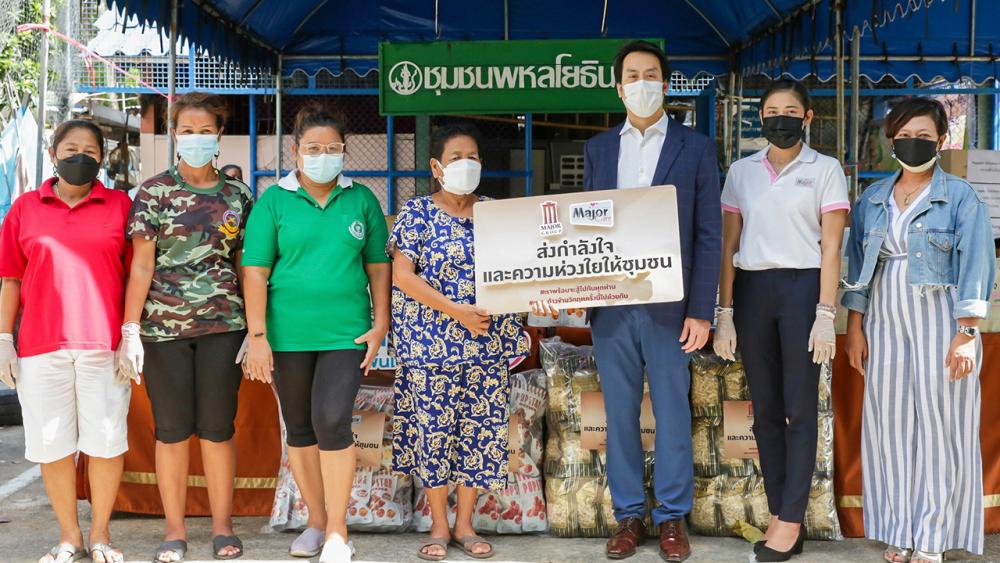 ห่วงชุมชน นรุตม์ เจียรสนอง รองประธานเมเจอร์ ซีนีเพล็กซ์ กรุ้ป และ กุลิสรา พ่วงเชียน ผู้แทนมูลนิธิเมเจอร์ แคร์ มอบป๊อปคอร์น ทู โก, ป๊อปสตาร์ สแน็ค, อาหารจากแมคโดนัลด์และสิ่งของจำเป็นให้ พนม จิตต์ใส เพื่อบรรเทาความเดือดร้อนจากโควิด ที่ชุมชนพหลโยธิน 45 วันก่อน.