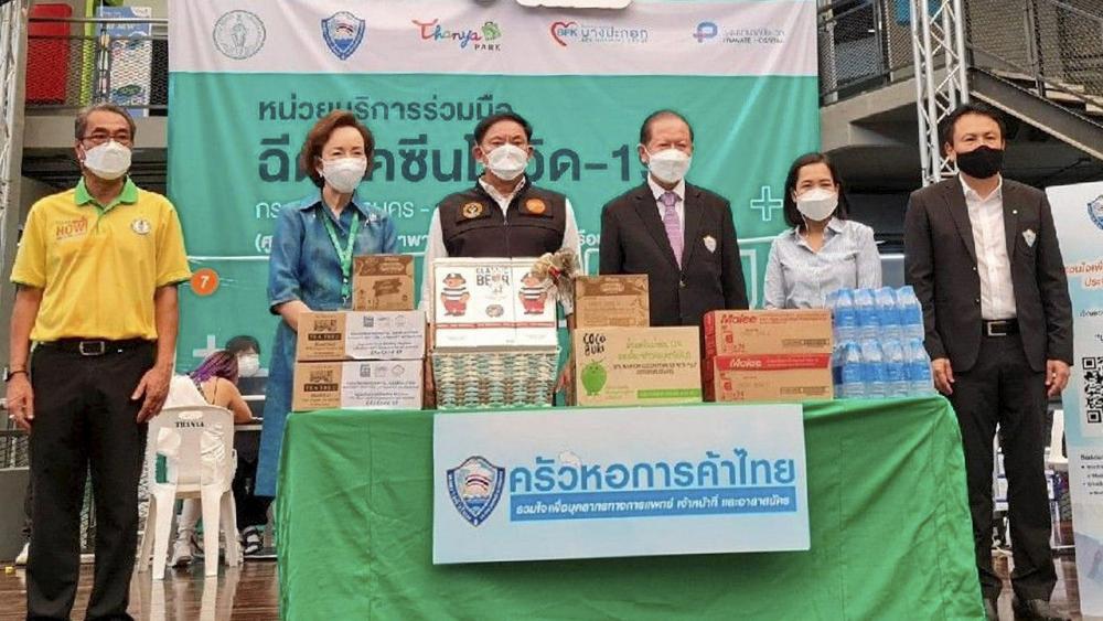 ฉีดวัคซีน พล.ต.อ.อัศวิน ขวัญเมือง ผู้ว่า กทม. ไปเยี่ยมชมหน่วยบริการร่วมมือฉีดวัคซีนโควิด-19 พร้อมให้กำลังใจแก่คณะแพทย์ พยาบาล เจ้าหน้าที่และประชาชนมาใช้บริการ โดยมี สนั่น อังอุบล-กุล และ สุนันทา สมบุญธรรม ให้การต้อนรับ ที่ศูนย์การค้าธัญญาพาร์ค ศรีนครินทร์ วันก่อน.