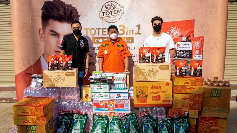 ช่วยตามกำลัง - อองตวน ปินโต นักแสดง-เจ้าของธุรกิจยิมมวยไทย PINTO FIGHT STUDIO ร่วมกับ มูลนิธิกู้ชีพบัวเพชร นำผลิตภัณฑ์กาแฟ ผงปรุงสำเร็จ TOTEM COFFEE รวมถึงน้ำดื่ม ข้าวสาร อาหารแห้ง และของใช้จำเป็น เพื่อนำไปมอบให้ผู้ที่ได้รับผลกระทบจากวิกฤติโควิด-19 ที่ศูนย์พักคอย วันก่อน.