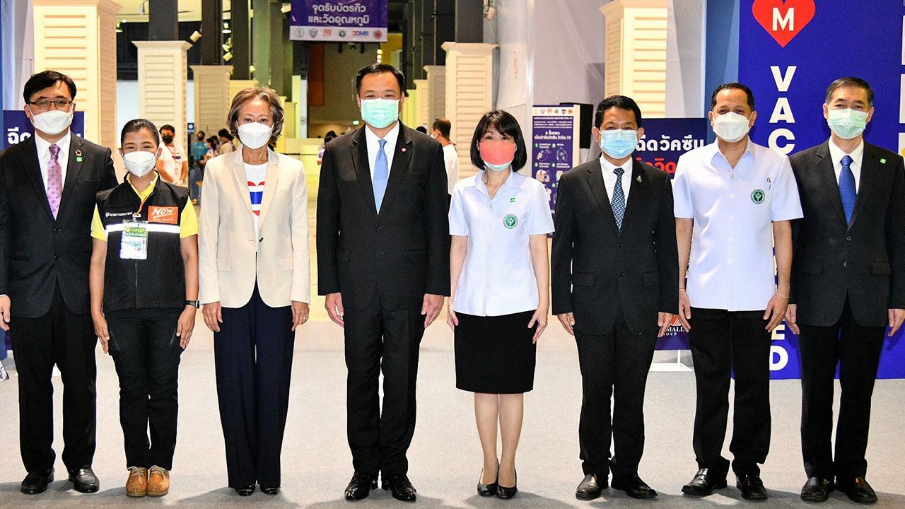 รมว.หนูมาตรวจ - อนุทิน ชาญวีรกูล รมว.สาธารณสุข ลงพื้นที่ตรวจเยี่ยมหน่วยความร่วมมือบริการฉีดวัคซีนโควิด-19 โดยมี พญ.อัมพร เบญจพลพิทักษ์, รศ.นพ.สุวัฒน์ เบญจพลพิทักษ์, กฤษณา อัมพุช และ ดร.พรชัย มงคลวนิช มาร่วมงานด้วย ที่เดอะมอลล์ บางแค วันก่อน.