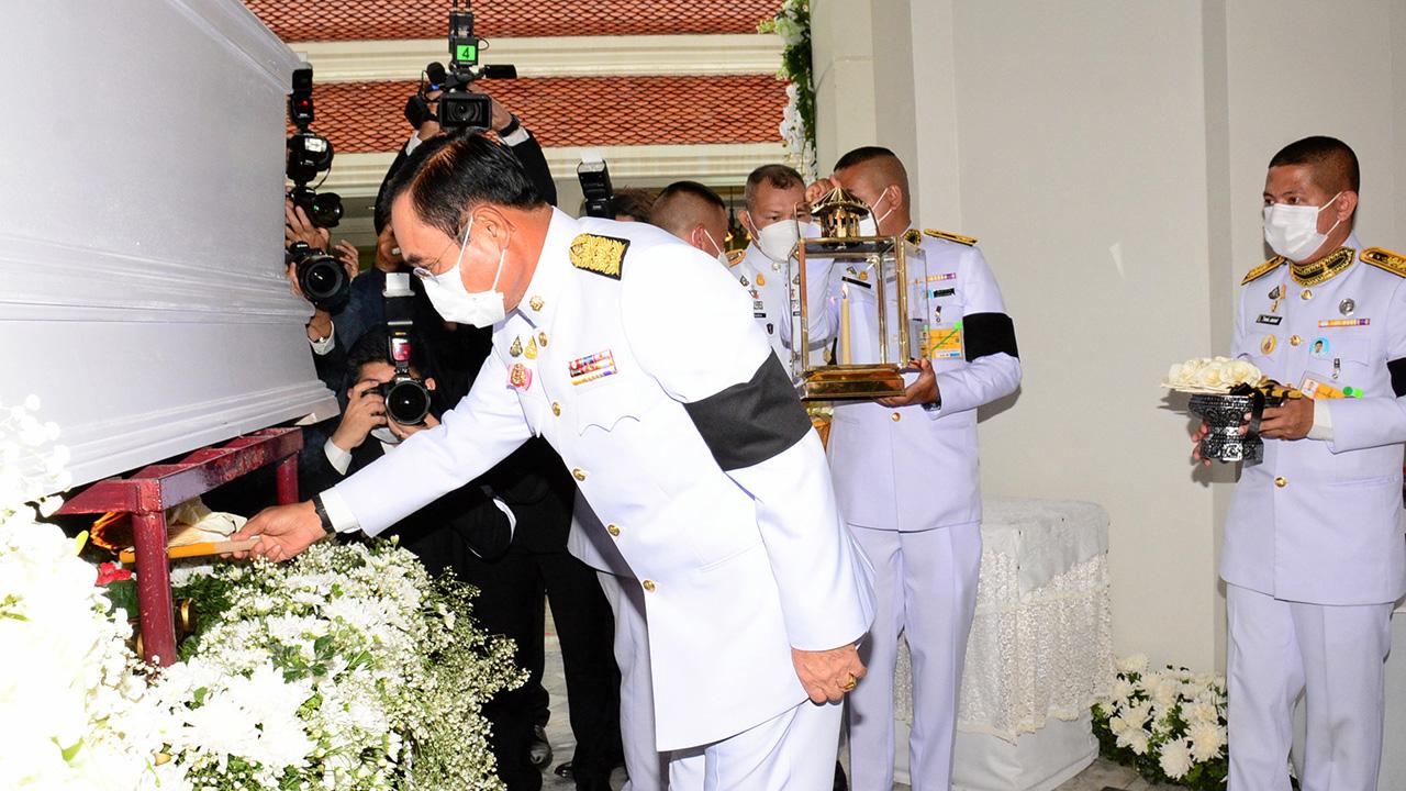 ปลายทางชีวิต - พล.อ.ประยุทธ์ จันทร์โอชา นายกรัฐมนตรี เป็นประธานในพิธีพระราชทานเพลิงศพ สำรอง เอี่ยมสอาด มารดา สมเด็จพระมหารัชมงคลมุนี (ธงชัย ธมมธโช) ผู้ช่วยเจ้าอาวาสวัดไตรมิตรวิทยารามวรวิหาร ท่ามกลางญาติมิตรมาร่วมในพิธี ที่วัดเทพศิรินทราวาส วันก่อน.