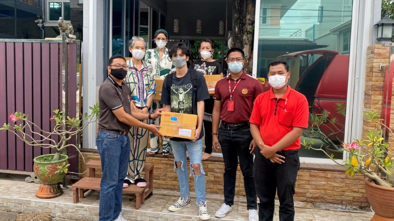 เติมพลังใจ พระเอกหนุ่ม เก้า-จิรายุ ละอองมณี พร้อมด้วย คุณแม่ก้อย–วรนุช ละอองมณี ผุดไอเดียช่วยเหลือสังคม และขนส่งพี่ใหญ่ใจดี “บริษัท ไปรษณีย์ไทย จำกัด” ร่วมกันส่งด่วนกล่องปันอิ่มปันสุขถึงพี่น้องชาวไทยที่กำลังได้รับความลำบากในหลายๆพื้นที่ เมื่อวันก่อน.