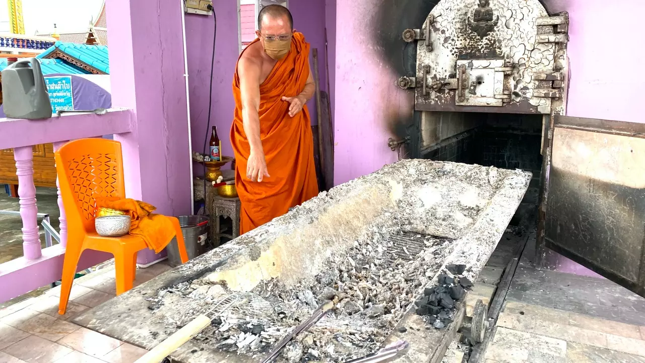 วัดบางม่วง เผาศพโควิด จนเตาพัง เจ้าอาวาสลงทุนเปลี่ยนระบบใหม่ 