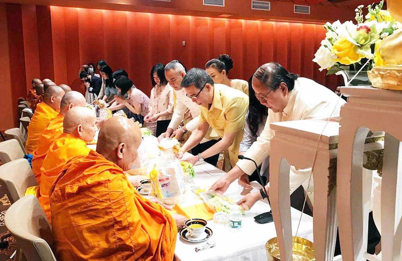 สิริมงคล วิทวัส ศรีวิหค ออท. ผู้แทนถาวรไทยประจำสหประชาชาติ ณ นครนิวยอร์ก สหรัฐฯ นิมนต์พระสงฆ์มาเจริญพระพุทธมนต์ ในโอกาสเปิดอาคารที่ทำการแห่งใหม่ของคณะผู้แทนถาวรฯ ที่ถนน 39 แมนฮัตตัน.