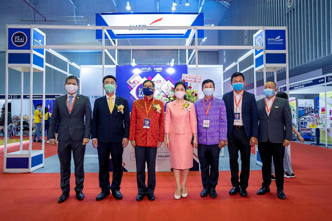ชูสินค้าไทย อภิรัตน์ สุคนธาภิรมย์ ณ พัทลุง กสญ. ณ นครโฮจิมินห์ เวียดนาม และ ดร.สุภาพร สุขมาก ผอ.สคต. ณ นครโฮจิมินห์ ร่วมเปิดงาน “Top Thai Brands 2021” ที่ศูนย์ประชุมและแสดงสินค้าไซง่อน นครโฮจิมินห์.