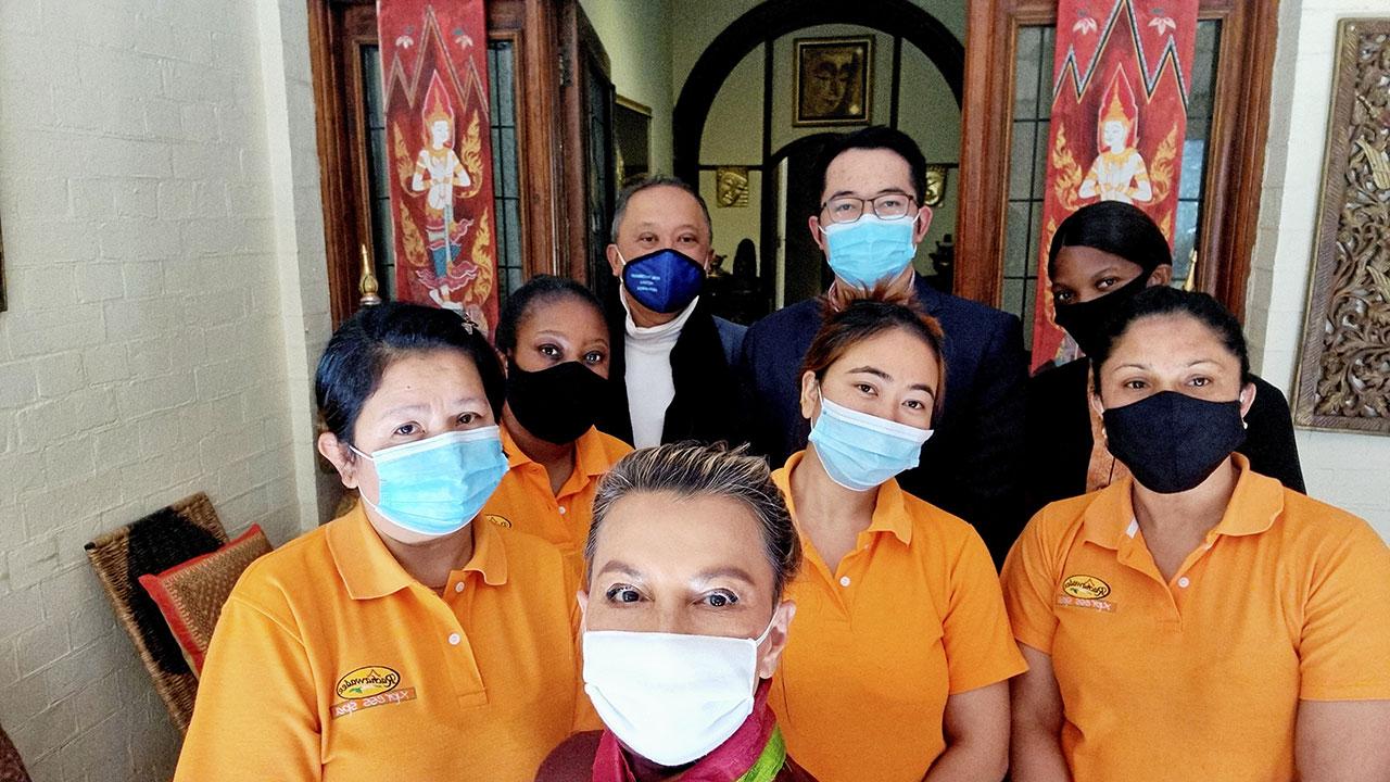 พลังไทยไพสิฐ บุญปาลิต อุปทูต ณ กรุงพริทอเรีย ประเทศแอฟริกาใต้ ถ่ายภาพร่วมกับกลุ่มตัวแทนชุมชนไทยในประเทศแอฟริกาใต้ ที่ให้ความร่วมมือประสานงานช่วย-เหลือชาวไทยในแอฟริกาใต้ ช่วงวิกฤติโควิด-19.