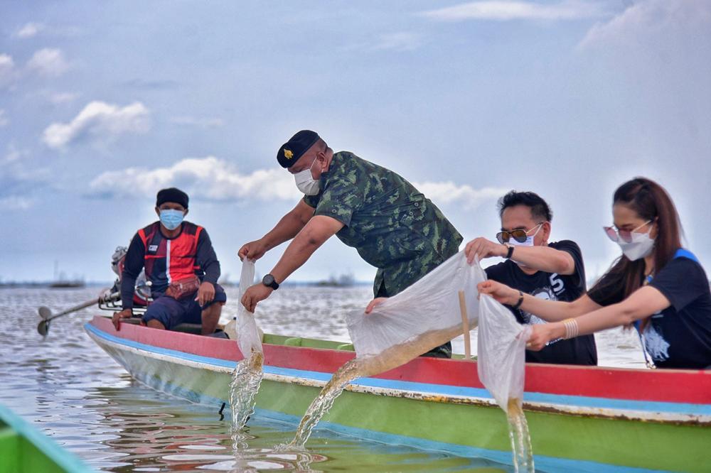พล.ท.เกรียงไกร ศรีรักษ์ แม่ทัพภาคที่ 4 และคณะกรรมการแก้ปัญหาสภาพแวดล้อมคลองภูมี นำคณะล่องเรือปล่อยปลา 3 ล้านตัว ลงในทะเลสาบสงขลา.