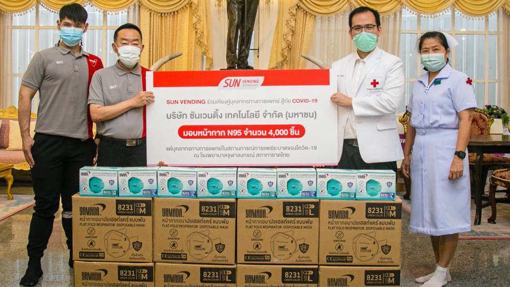 มอบ N95 - คเณศร์ อรรถไพศาลกุล และ สมบัติ ภาณุพัฒนา จาก บริษัทซันเวนดิ้ง เทคโนโลยี มอบ หน้ากาก N95 จำนวน 4,000 ชิ้น ให้ นพ.เพชร อลิสานันท์ และ จิตรา จันชนะกิจ เพื่อสนับสนุนการปฏิบัติงานของบุคลากรทางการแพทย์ โรงพยาบาลจุฬาลงกรณ์ ที่ศาลาทินทัต วันก่อน.