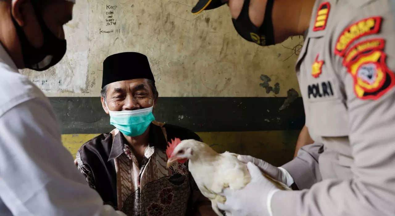 วัคซีนแลกไก่ กลยุทธ์จูงใจผู้สูงอายุอินโดฯ เข้ารับวัคซีน