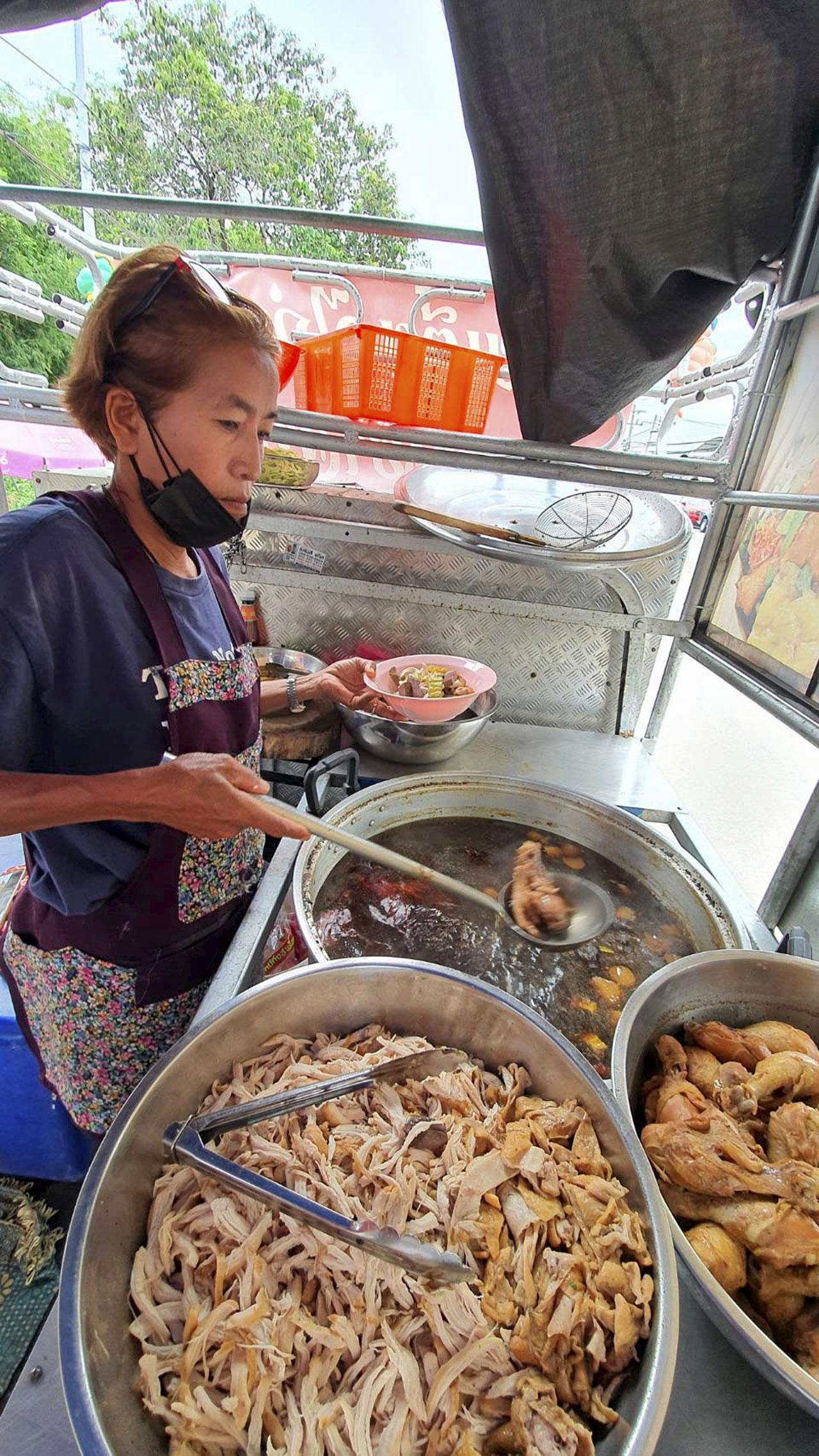 ก๋วยเตี๋ยวไก่ตุ๋นสมุนไพร ขวัญใจมหาชน@บางชัน