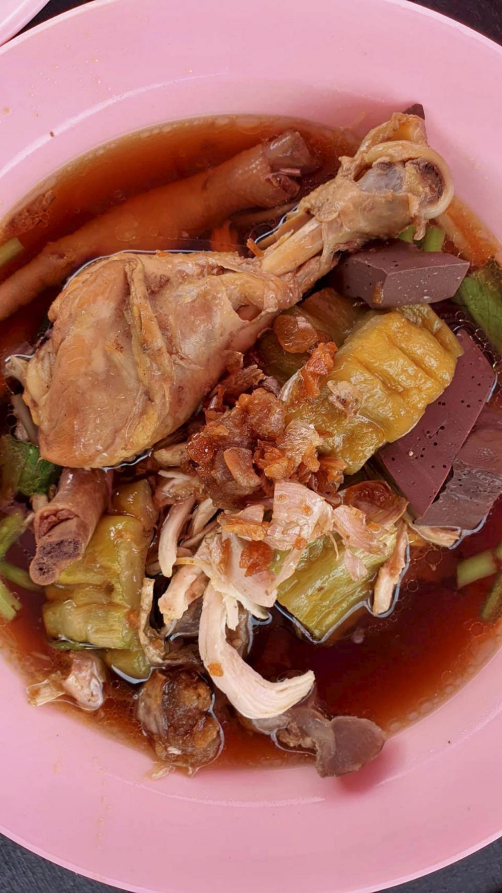เกาเหลาพิเศษ...ขาไก่ ปะทะ บะหมี่แห้ง ฟินเว่อร์กันไป.