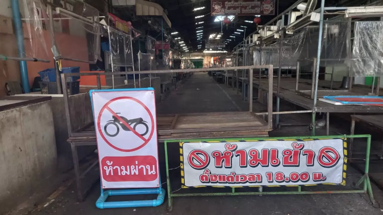 เจอคนงานซิโน-ไทย สร้างรถไฟฟ้าปากเกร็ด ขนของหนีก่อนปิดแคมป์   