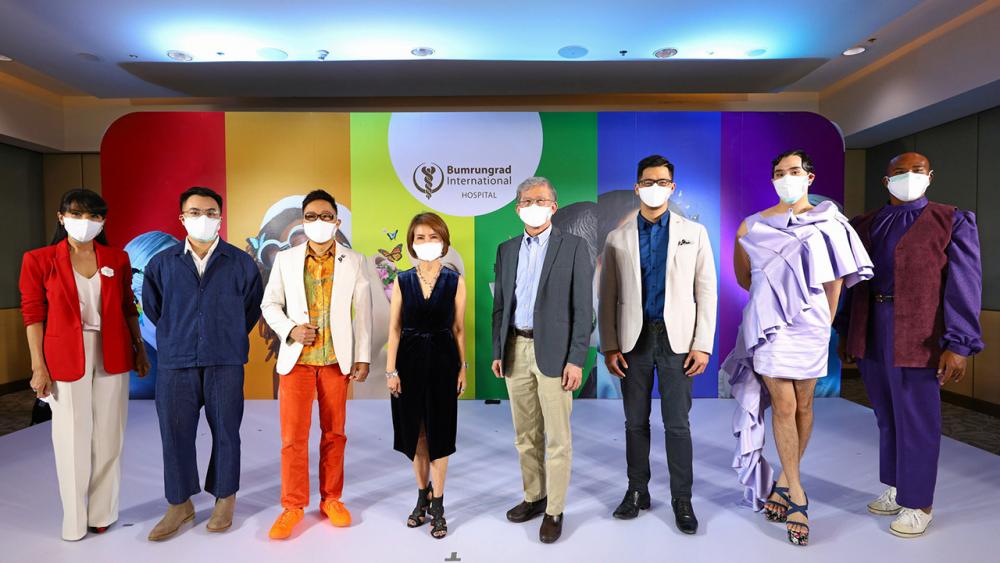 สุขภาพดีได้ - ภญ.อาทิรัตน์ จารุกิจพิพัฒน์ และ รศ.นพ.ทวีสิน ตันประยูร เปิด “PRIDE CLINIC” เพื่อส่งมอบการดูแลเชิงสุขภาพในระยะยาวแก่กลุ่มบุคคลมีความหลากหลายทางเพศ โดยมี มยุรา เศวตศิลา และ นวรัตน์ เตชะรัตนประเสริฐ มาร่วมงานด้วย ที่โรงพยาบาลบำรุงราษฎร์ วันก่อน.