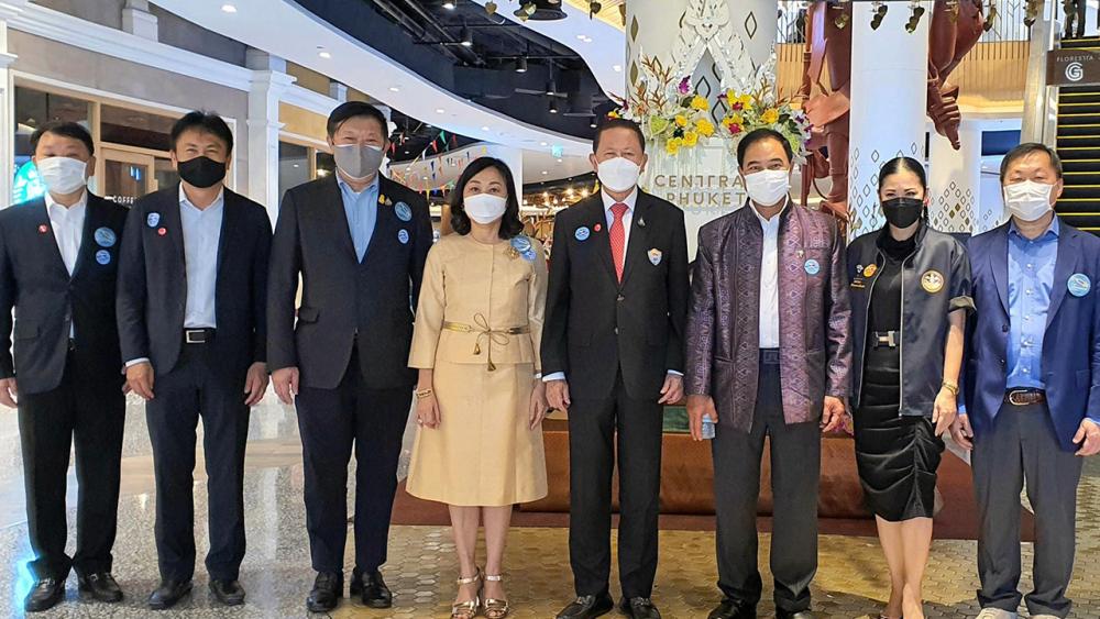 พวกเราสู้ - พิชัย จิราธิวัฒน์, วัลยา จิราธิวัฒน์, สุทธิภัค จิราธิวัฒน์, ดร.ณัฐกิตติ์ ตั้งพูลสินธนา, ฐาปนีย์ เกียรติไพบูลย์, กลินท์ สารสิน และ สนั่น อังอุบลกุล มาร่วมเปิดงาน Hug Thais Hug Phuket, Central Phuket Hotel Fair เพื่อกระตุ้นท่องเที่ยว ที่เซ็นทรัล ภูเก็ต วันก่อน.