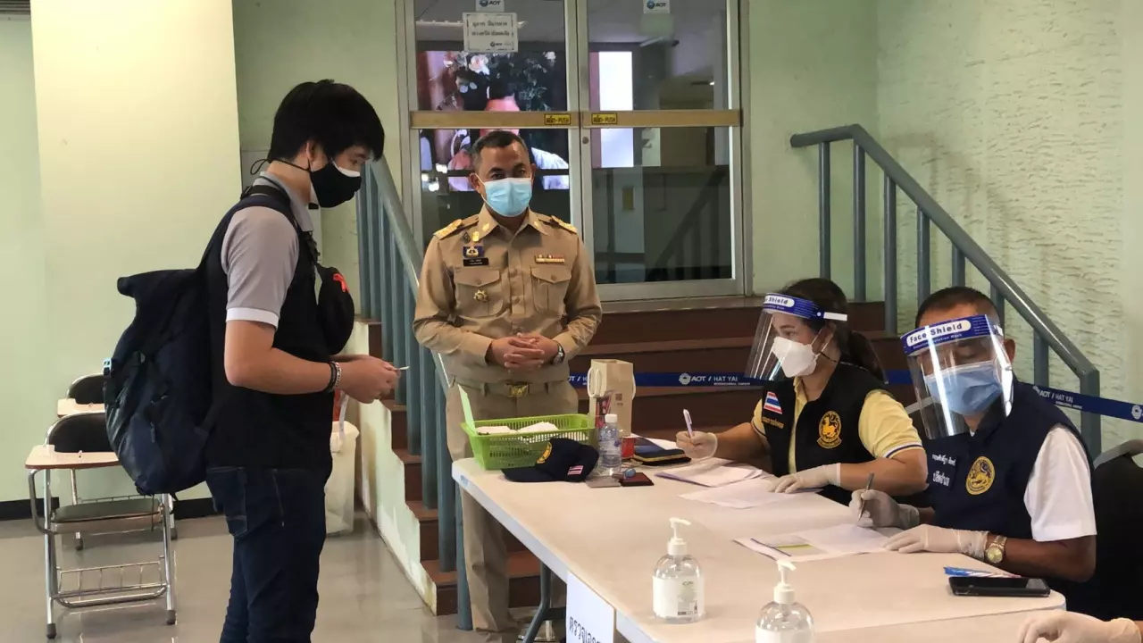 แนะผู้โดยสารขึ้นเครื่องที่สนามบินหาดใหญ่ เผื่อเวลาทำใบรับรองข้ามจังหวัด 