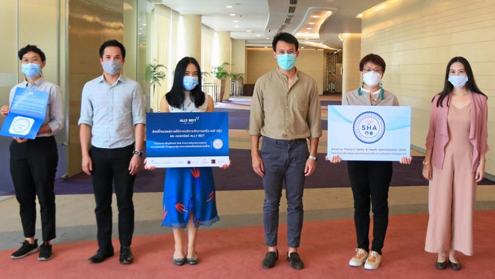 มีมาตรฐาน - กวินทร์ เอี่ยมสกุลรัตน์ ได้รับมอบตราสัญลักษณ์ SHA โครงการยกระดับอุตสาหกรรมท่องเที่ยวไทยมาตรฐานความปลอดภัยด้านสุขอนามัย ศูนย์การค้าทั้ง 11 แห่งในเครือเคอี กรุ๊ป โดยมี สุจิตรา เกษสุวรรณ์ และ สุนีย์ เตรียมการเลิศ มาร่วมรับมอบด้วย ที่คริสตัลดีไซน์ เซ็นเตอร์ วันก่อน.