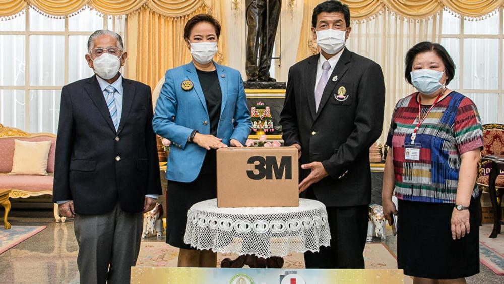สนับสนุน - สุทธิกัญญา ไทยเพ็ชร นายกสโมสรโรตารี่ธนบุรี มอบชุด PAPR จำนวน 1 ชุด มูลค่า 42,000 บาท เพื่อสนับสนุนการปฏิบัติงานของบุคลากรทางการแพทย์ โดยมี รศ.นพ.ฉันชาย สิทธิพันธุ์ และ ภญ.อภิญญา วิจิตรเมฆทอง เป็นผู้รับมอบ ที่ศาลาทินทัต รพ.จุฬาลงกรณ์ วันก่อน.