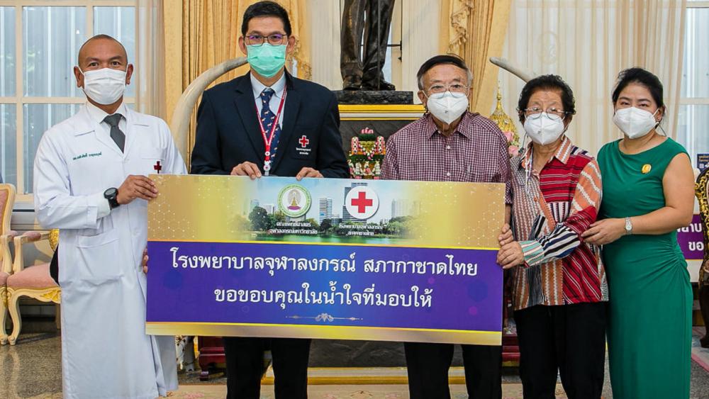 สู้ภัยโควิด - สุนทร-เรณู ภูริสินสิทธิ์ มอบเงินบริจาคจำนวน 120,000 บาท ให้ ศ.นพ.รื่นเริง ลีลานุกรม เพื่อสนับสนุนโรงพยาบาลจุฬาลงกรณ์ ในการช่วยเหลือทางการแพทย์และป้องกันการแพร่ระบาดของเชื้อไวรัสโควิด-19 ที่ศาลาทินทัต โรงพยาบาลจุฬาลงกรณ์ สภากาชาดไทย วันก่อน.