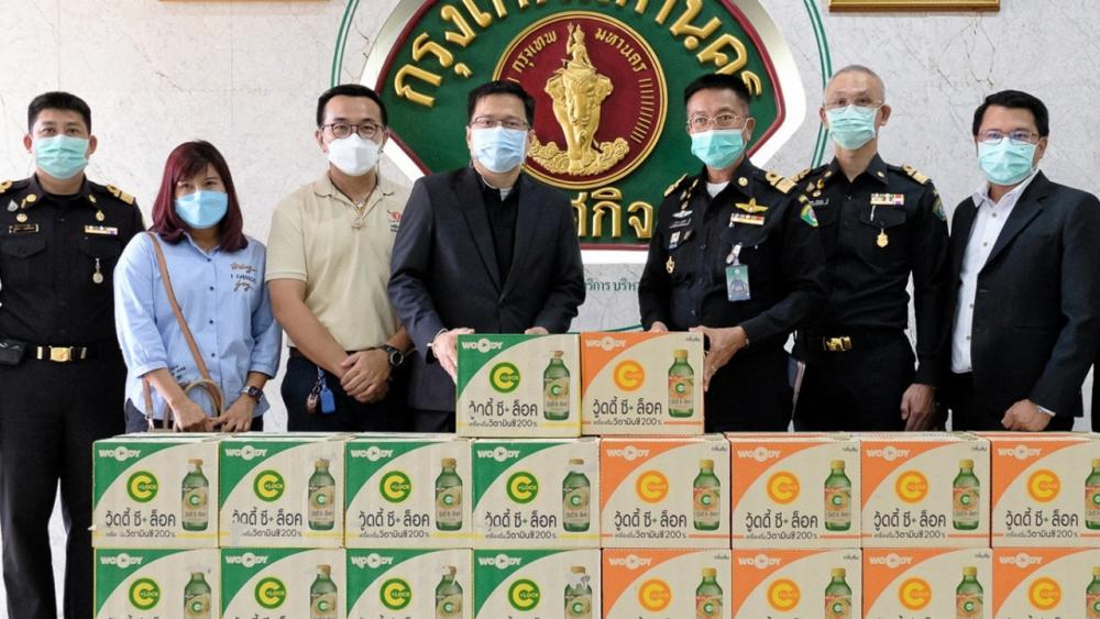 คาราบาวจัดให้ วรัญชัย เจนศิริวณิชย์ และ กิจจา สิริสัจจานุลักษณ์ จากบริษัทคาราบาว กรุ๊ป มอบเครื่องดื่มวิตามินซี “วู้ดดี้ ซี+ ล็อค” เพื่อช่วยเสริมสร้างภูมิคุ้มกันให้หน่วยงานเทศกิจ โดยมี ศุภกฤต บุญขันธ์ และ สุริยชัย รวิวรรณ เป็นตัวแทนรับมอบ ที่สำนักเทศกิจ กรุงเทพมหานคร วันก่อน.