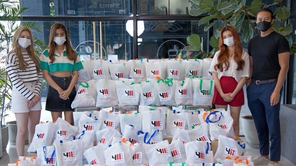 เติมกำลังใจ - กึ้ง–เฉลิมชัย มหากิจศิริ นำทีมศิลปินค่ายเพลง 411 Music อย่าง 3 สาว พริม, เชอแตม, มินซอ วง AR3NA และ แอลลี่–อชิรญา นิติพน ส่งมอบหน้ากากอนามัย อาหาร และของใช้ส่วนตัว ฯลฯ เพื่อช่วยเหลือและเพิ่มกำลังใจให้กับผู้ประสบภัยและเจ้าหน้าที่กู้ภัยจากเหตุการณ์โรงงานกิ่งแก้วไฟไหม้ ซ.กิ่งแก้ว ณ วัดบางพลีใหญ่ (กลาง) ศูนย์อพยพชั่วคราว วันก่อน.