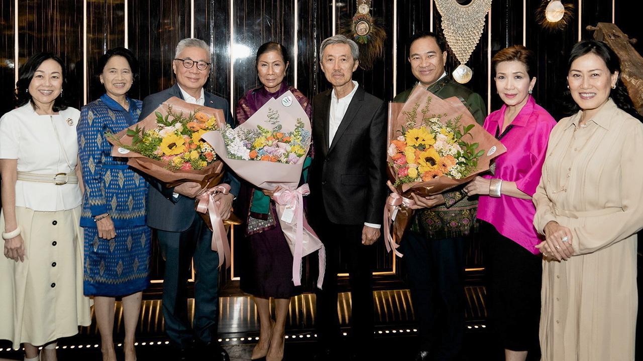 ภูมิใจ - ดร.สุทธิพันธ์ จิราธิวัฒน์, บุษบา จิราธิวัฒน์ และ วัลยา จิราธิวัฒน์ มอบช่อดอกไม้แสดงความยินดีให้ ดร.กิตติพงษ์ กิตยารักษ์, กลินท์ สารสิน และ กอบกาญจน์ วัฒนวรางกูร ในโอกาสได้รับเครื่องราชอิสริยาภรณ์จากรัฐบาลญี่ปุ่น ที่โรงแรมพาร์ค ไฮแอท วันก่อน.