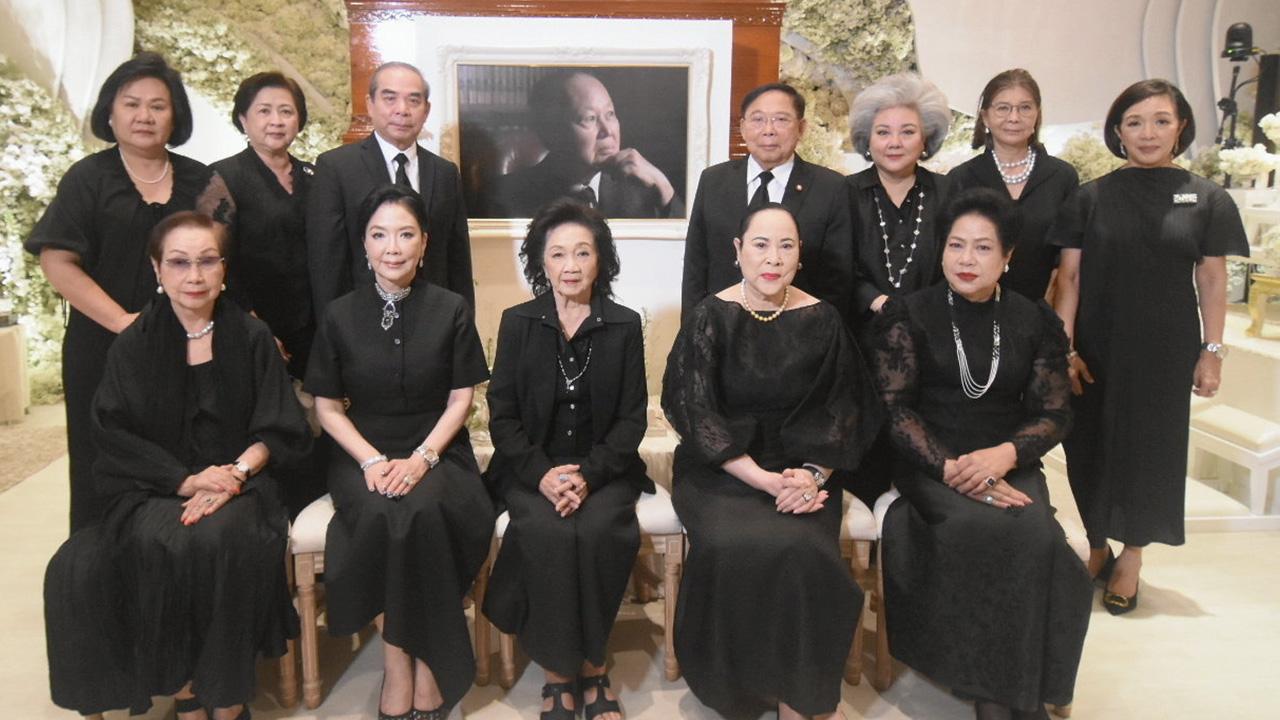 สู่สุคติ พล.อ.อ.อนุพันธ์ สนิทวงศ์ ณ อยุธยา เป็นประธานในพิธีสวดพระอภิธรรมศพ ประหยัด บุญสูง สามี สุธัญญา บุญสูง โดยมี พล.ต.อ.อิสระพันธ์ สนิทวงศ์ ณ อยุธยา, ศิริกาญจน์ ศักดิเดช ภาณุพันธ์ และ เพ็ชรากรณ์ วัชรพล มาร่วมในพิธีด้วย ที่บ้านเลขที่ 45/2 ซอยเอกมัย 28 วันก่อน.