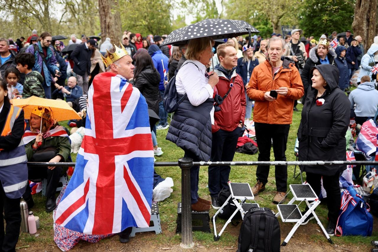 ประชาชนเฝ้ารอชมขบวนเสด็จฯของสมเด็จพระเจ้าชาร์ลส์ที่ 3 และพระราชินีคามิลลา ในวันพระราชพิธีราชาภิเษก 6 พ.ค. 2566