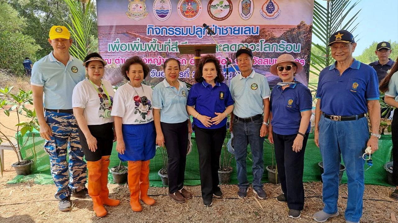 ปลูกป่า พล.อ.อ.ณพฤษภ์ มัณฑะจิตร ประธานชมรม วปรอ.4010 จัดกิจกรรมปลูกป่าชายเลนเพื่อเพิ่มพื้นที่สีเขียว โดยมี ดร.นุชนาถ วสุรัตน์, จงพิศ มัณฑะจิตร, ลาลีวรรณ กาญจนจารี และ อรรถพล เจริญชันษา มาร่วมงานด้วย ที่ศูนย์วิจัยทรัพยากรป่าชายเลนที่ 2 จ.สมุทรสาคร วันก่อน.