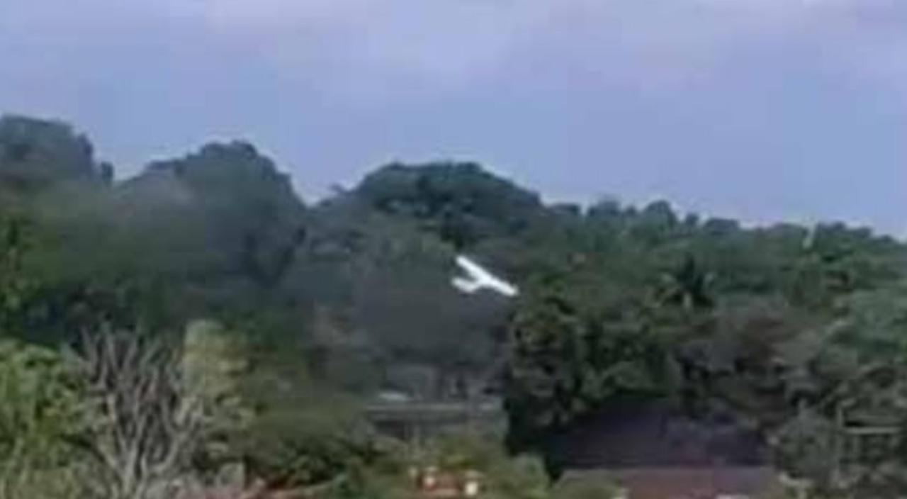 ภาพจาก @Ministry of Public Security of Panama เครื่องบินเล็กบินเหนือแนวต้นไม้ ก่อนประสบเหตุตกบนทางหลวงในกรุงปานามา ซิตี้ 4 ชีวิตบนเครื่องบินลำนี้ รอดปาฏิหาริย์