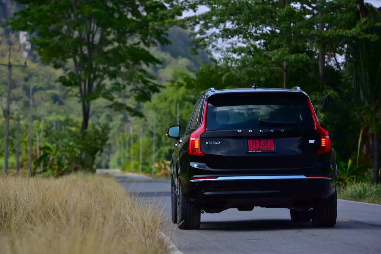 ทดสอบ VOLVO XC90 RECHARGE ULTMATE T8 ยานแม่ไวกิ้ง แรงบิดทะลุมิติกับระบบ PLUG IN HYBRID