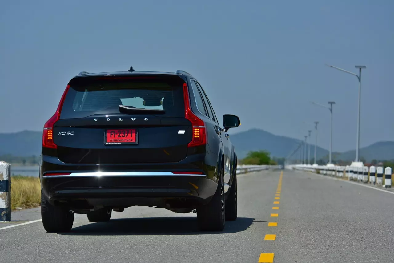 ทดสอบ VOLVO XC90 RECHARGE ULTMATE T8 ยานแม่ไวกิ้ง แรงบิดทะลุมิติกับระบบ PLUG IN HYBRID