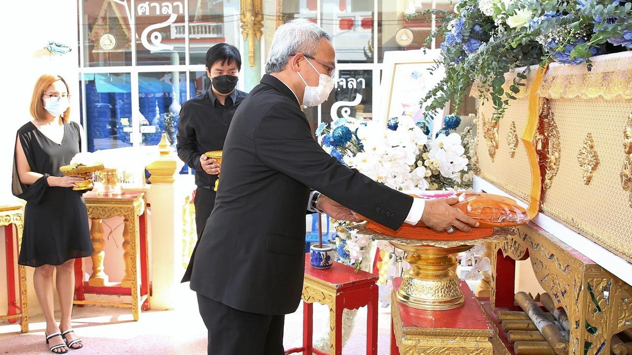 ปลายทางชีวิต อนุกูล ปีดแก้ว ปลัดกระทรวงการพัฒนาสังคมและความมั่นคงของมนุษย์เป็นประธานในพิธีฌาปนกิจศพ สุชาติ ลำเจียกเทศ สามี วรรภา ลำเจียกเทศ และเป็นบิดาของ อณุพล ลำเจียกเทศ ท่ามกลางญาติมิตรมาร่วมในพิธีด้วย ที่วัดลาดบัวขาว (ราชโยธา) วันก่อน.