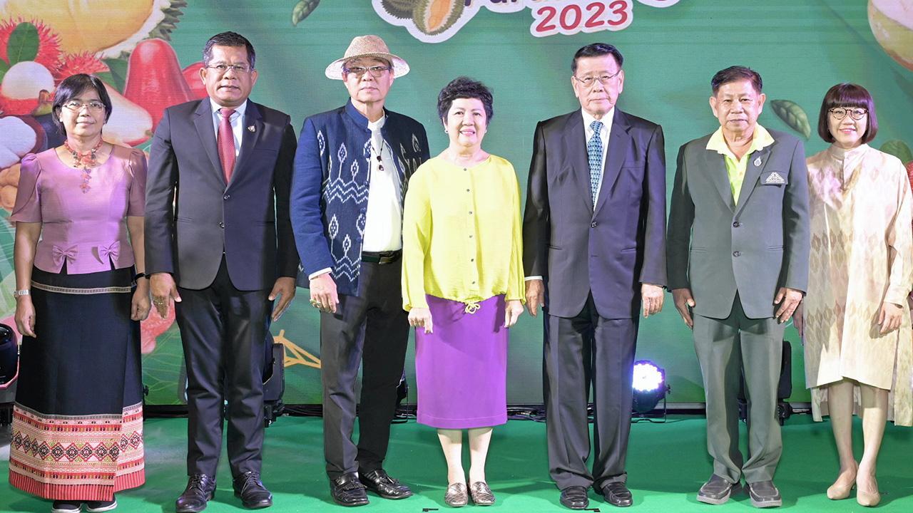 ผลไม้ไทย ดร.อนันต์ ดาโลดม และ ลักขณา นะวิโรจน์ เปิดงาน “SOOKSIAM Amazing Thai Fruit Paradise 2023” คัดสรรผลไม้คุณภาพจากทั่วไทยมาให้เลือกชิมช้อป จัดถึง 31 พ.ค. โดยมี สุมา วงษ์พันธุ์ และ ผศ.ดร.สุนทร พิพิธแสงจันทร์ มาร่วมงานด้วย ที่ไอคอนสยาม วันก่อน.