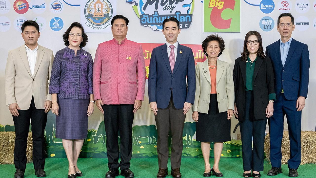 ดื่มนม - ระพีภัทร์ จันทรศรีวงศ์ อธิบดีกรมวิชาการเกษตร เปิดงาน “World Milk Day วันดื่มนมโลก” ปีที่ 8 เพื่อส่งเสริมให้เห็นถึงความสำคัญของการดูแลสุขภาพ โดยมี อัศวิน เตชะเจริญวิกุล, วิภาดา ดวงรัตน์ และ อัญชนา วิทยาธรรมธัช มาร่วมงานด้วย ที่บิ๊กซี พระราม 4 วันก่อน.