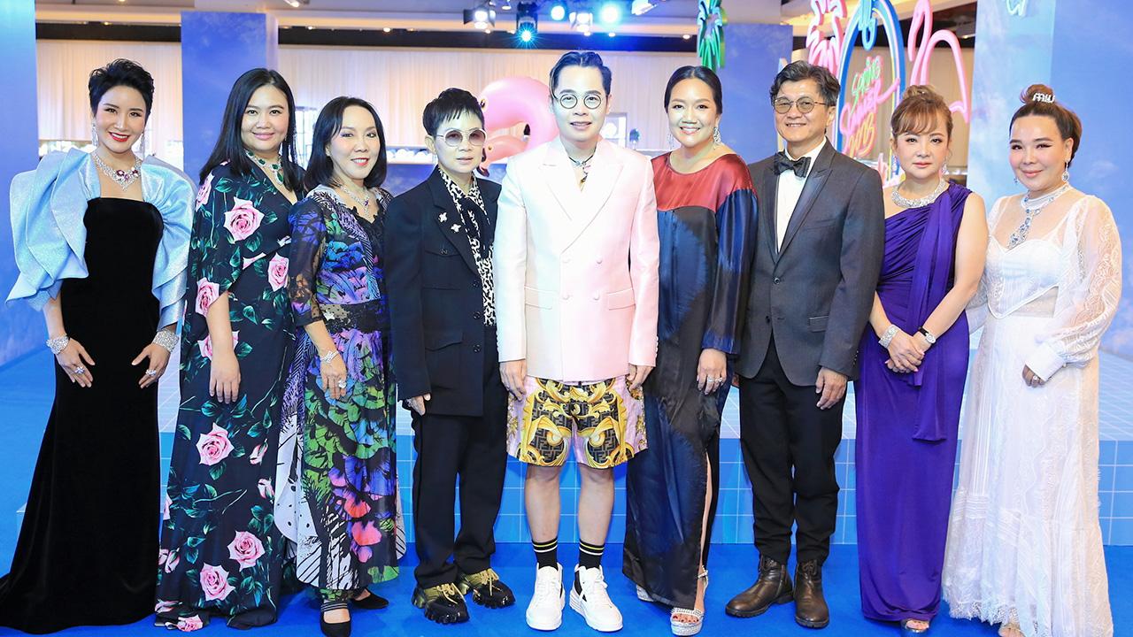 ลํ้าค่ามาก - สุริยน ศรีอรทัยกุล และ ปรียามล ธนวิสุทธิ์ เชิญลูกค้าคนพิเศษร่วมชมและถ่ายภาพแฟชั่นกับเครื่องประดับบิวตี้เจมส์ โดยมี ดร.อารียา อัศวานันท์, นุชนาถ ระวีแสงสูรย์, รุจิตร สุธนะเสรีพร, รัชชต เศรษฐวรเดช และ พรเพ็ญ ศิลปสมัย มาร่วมงานด้วย ที่เซ็นทรัล ชิดลม วันก่อน.