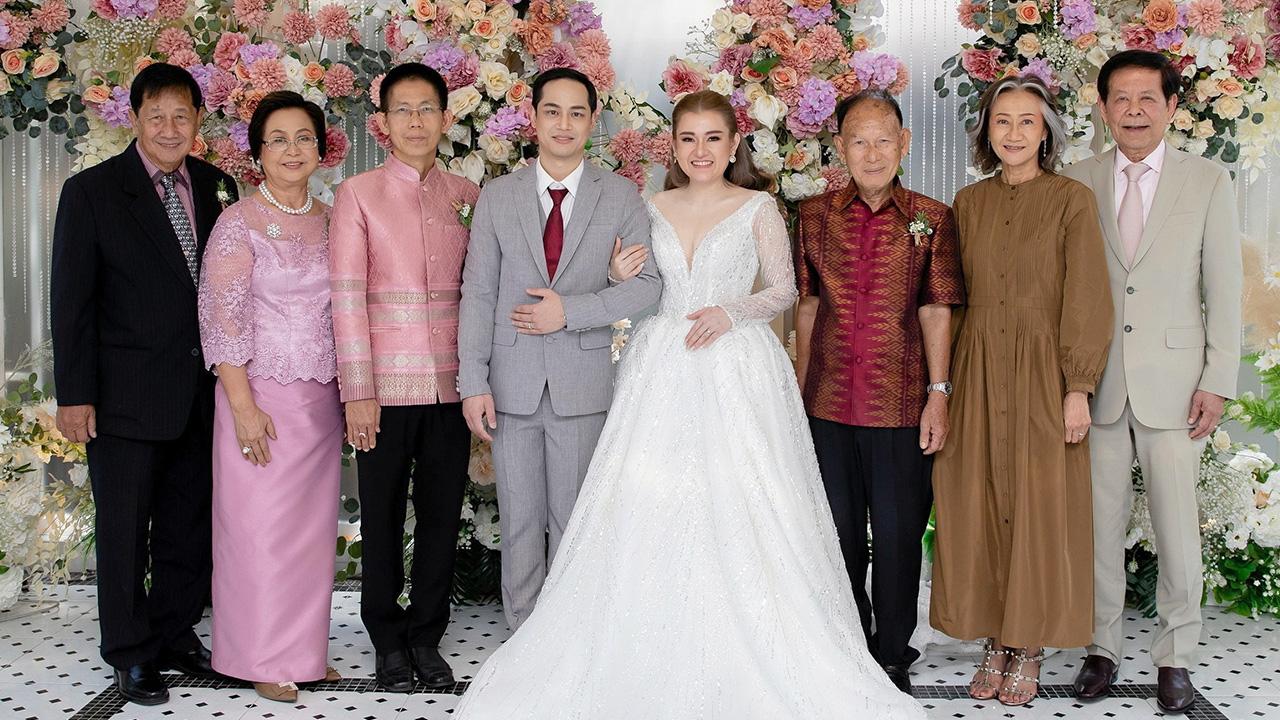 วันวิวาห์ วีระ ฤกษ์วาณิชย์กุล ปลัดจังหวัดสกลนคร เป็นประธานในงานวิวาห์ระหว่าง ธีราภรณ์ บุตรี สุภาพ–ธนัชพร วะชุม กับ สุเรศมัย บุตร พ.ต.ท.เมธี–ปัณณธร สุคนธมัต โดยมี อชิระ วงษ์กาสิทธิ์ และ กฤษณา อัมพุช มาร่วมอวยพรด้วย ที่เรือนวนิศษา พุทธมณฑลสาย 4 วันก่อน.