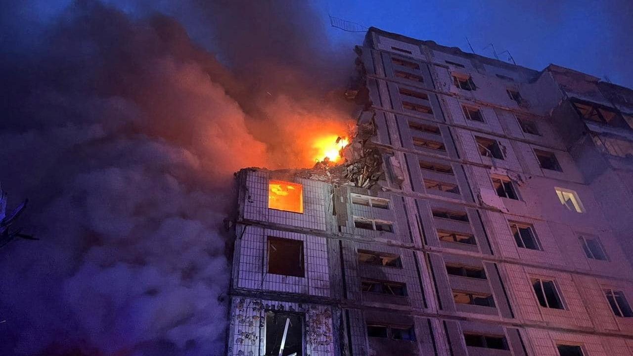 รัสเซียยิงขีปนาวุธมาโจมตีอพาร์ตเมนต์แห่งหนึ่ง ที่เมืองอูมาน ทางภาคกลางของยูเครน เป็นเหตุให้มีผู้เสียชีวิตอย่างน้อย 7 ศพ เมื่อคืนวันที่ 27 เมษายน 2566