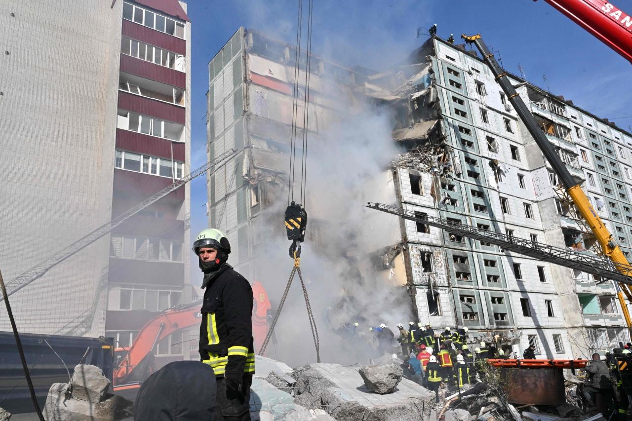 รัสเซียยิงขีปนาวุธมาโจมตีอพาร์ตเมนต์แห่งหนึ่ง ที่เมืองอูมาน ทางภาคกลางของยูเครน เป็นเหตุให้มีผู้เสียชีวิตอย่างน้อย 7 ศพ เมื่อคืนวันที่ 27 เมษายน 2566