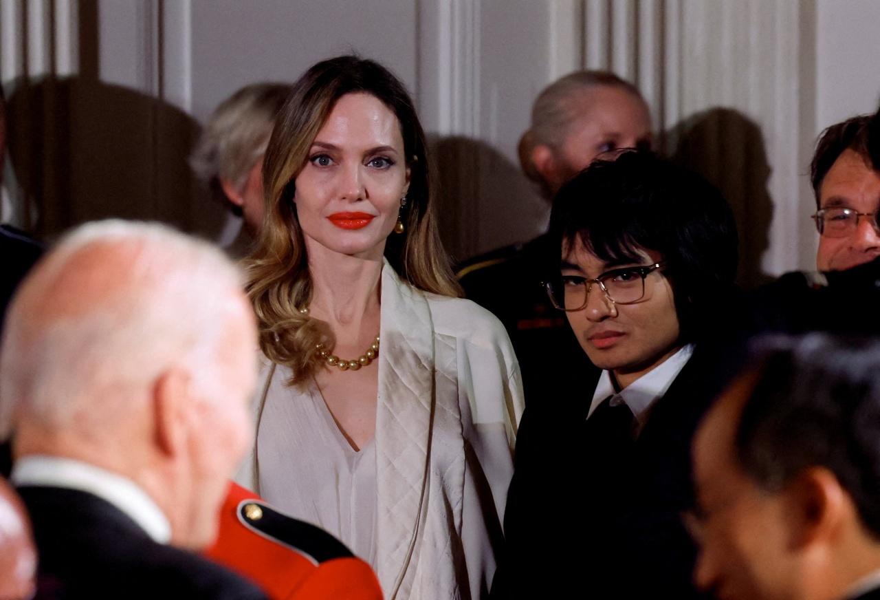 แองเจลินาโจ ลี สุดสวย ควงแมดด็อกซ์ ลูกชายคนโต ร่วมงานเลี้ยงทำเนียบขาว เมื่อ 26 เม.ย.2566 ต้อนรับประธานาธิบดียุน ซอก ยอล แห่งเกาหลีใต้มาเยือนสหรัฐฯอย่างเป็นทางการ 