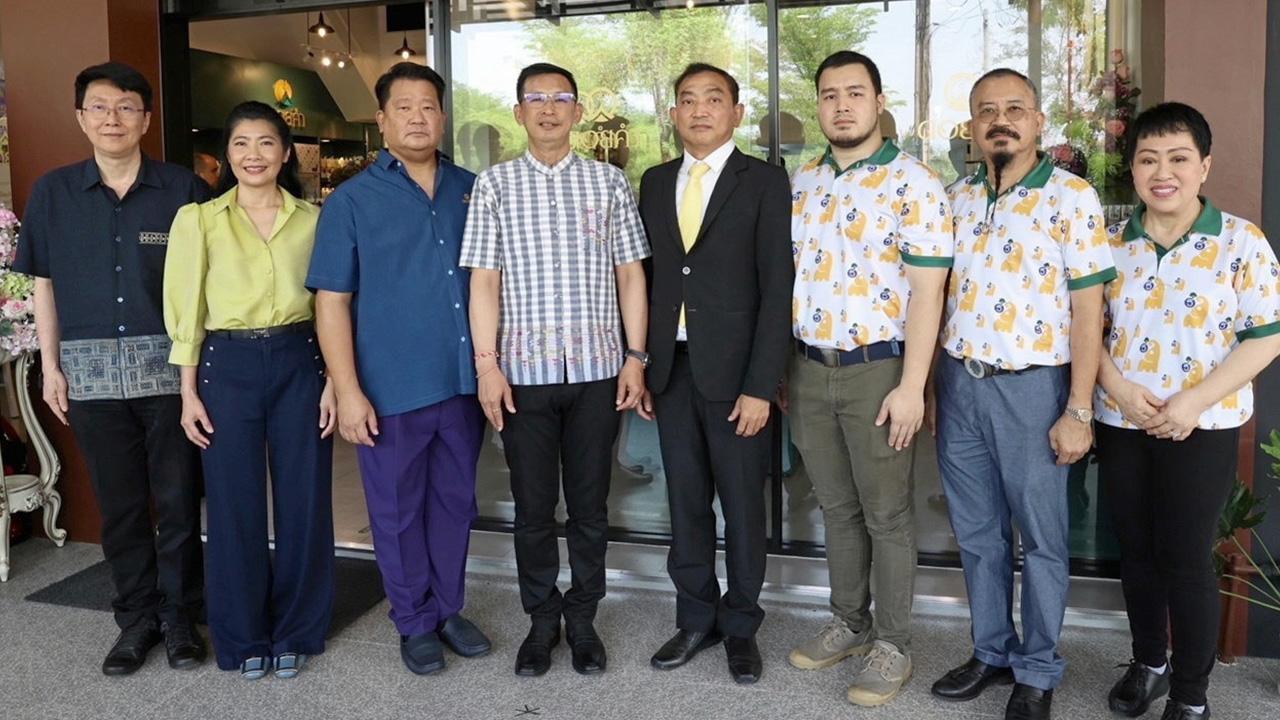 ตามไปซื้อ วิบูรณ์ แววบัณฑิต ผวจ.น่าน เปิด “ดอยคำ” ร้านจำหน่ายสินค้าคุณภาพจากโครงการพระราชดำริ โดยมี พิพัฒพงศ์ อิศรเสนา ณ อยุธยา, สมบัติ ชินสุขเสริม, ศุภัคชัย เอมอ่อน, ชนันนัทธ์ พลปัถพี และ วีรพล รัชตานนท์ มาร่วมงานด้วย ที่ อ.เมือง จ.น่าน วันก่อน.