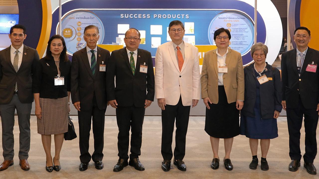 เชื่อมโลก ดร.เอนก เหล่าธรรมทัศน์ รมว.อว. เปิดงาน บพข. สร้างสรรค์เศรษฐกิจไทย เชื่อมโลกด้วยวิจัยและนวัตกรรม ประจำปี 2566 เพื่อขับเคลื่อนให้เกิดการใช้ประโยชน์จากงานวิจัยและนวัตกรรมสู่เชิงพาณิชย์ โดยมี รศ.ดร.สิรี ชัยเสรี มาร่วมงานด้วย ที่ศูนย์การประชุมแห่งชาติสิริกิติ์ วันก่อน.