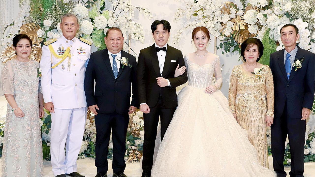 วิวาห์ชื่นมื่น พุฒิพงศ์ ปราสาททองโอสถ กรรมการผู้อำนวยการใหญ่ บริษัท การบินกรุงเทพ เป็นประธานในงานวิวาห์ระหว่าง ศวัสธร บุตรี ร.อ.ทศพล–บุปผา พันธุ์เพ็ง กับ เมษย์ บุตร พล.อ.อ.สุรศักดิ์–จารุณี ทุ่งทอง ท่ามกลางบรรยากาศของความชื่นมื่น ที่โรงแรมอัศวิน แกรนด์ วันก่อน.