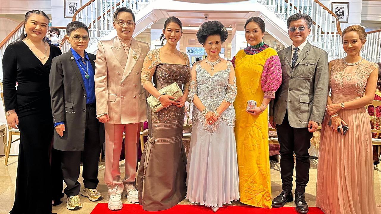 ไฮโซแท้ สุริยน ศรีอรทัยกุล จัดงาน EVENING GOWN WITH DIAMOND ON THE RED CARPET เชิญลูกค้าคนสำคัญชมโชว์จิวเวลรีชุดพิเศษจากบิวตี้เจมส์ โดยมี จรินทร์ สุมานนท์, สุวรรณา ศิลปอาชา และ ปรียามล ธนวิสุทธิ์ มาร่วมงานด้วย ที่โรงแรมแมนดาริน โอเรียนเต็ล วันก่อน.