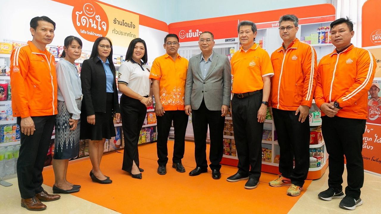 โดนใจ อนันต์ นาคนิยม รอง ผวจ.ระยอง เปิดโครงการ “โดนใจ ออนทัวร์ ทั่วไทย” เพื่อส่งเสริมร้านโชห่วยให้เติบโตอย่างแข็งแรงยั่งยืนมีความทันสมัยในแบบฉบับร้านโดนใจ โดยมี ปฐพงศ์ เอี่ยมสุโร และ พัลลภ ช่วยพิทักษ์ มาร่วมงานด้วย ที่ อบต.บ้านแลง อ.เมือง จ.ระยอง วันก่อน.